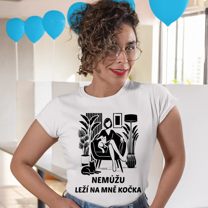Nemůžu, leží na mně kočka - Žena  - dámské tričko s potiskem