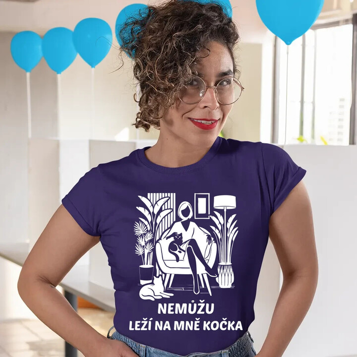 Nemůžu, leží na mně kočka - Žena  - dámské tričko s potiskem
