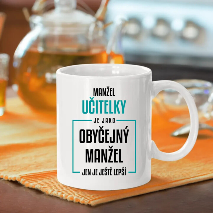 Manžel učitelky je jako obyčejný manžel - hrnek s potiskem