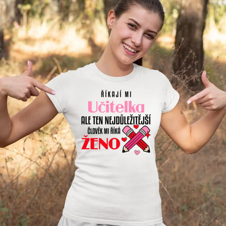 Říkají mi učitelka, ale ten nejdůležitější mi říká ženo  - dámské tričko s potiskem