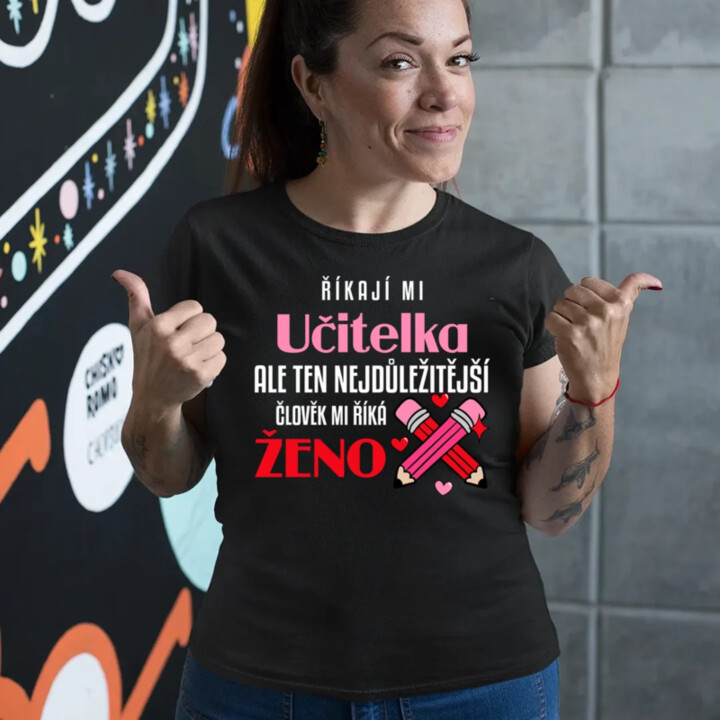 Říkají mi učitelka, ale ten nejdůležitější mi říká ženo  - dámské tričko s potiskem