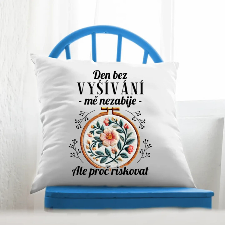 Den bez vyšívání mě nezabije, ale proč riskovat - polštář s potiskem