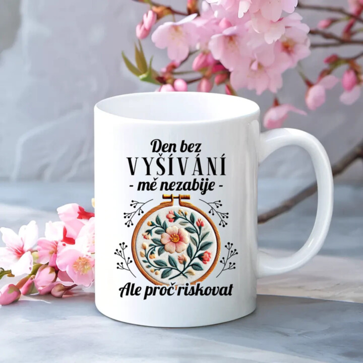 Den bez vyšívání mě nezabije, ale proč riskovat - hrnek s potiskem