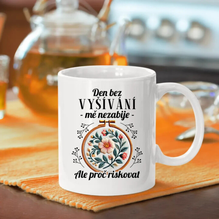 Den bez vyšívání mě nezabije, ale proč riskovat - hrnek s potiskem