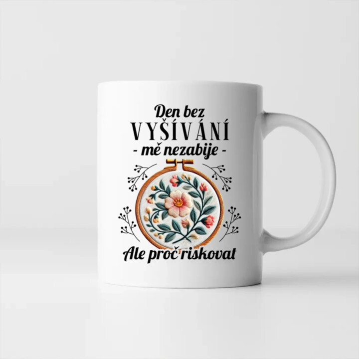 Den bez vyšívání mě nezabije, ale proč riskovat - hrnek s potiskem