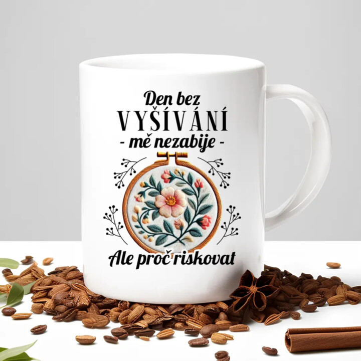 Den bez vyšívání mě nezabije, ale proč riskovat - hrnek s potiskem