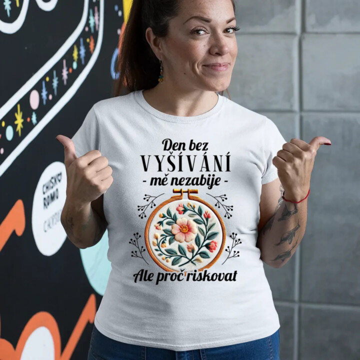 Den bez vyšívání mě nezabije, ale proč riskovat  - dámské tričko s potiskem