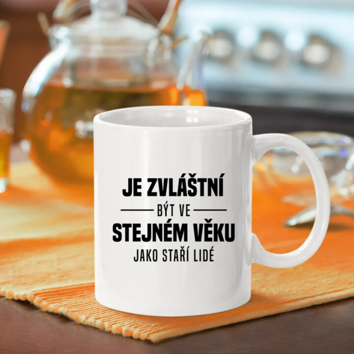 Je zvláštní být ve stejném věku jako staří lidé - hrnek s potiskem