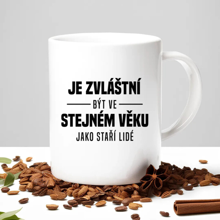 Je zvláštní být ve stejném věku jako staří lidé - hrnek s potiskem