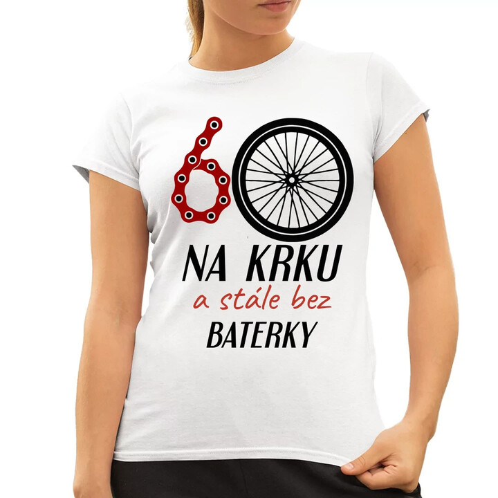 60 na krku a stále bez baterky  - dámské tričko s potiskem
