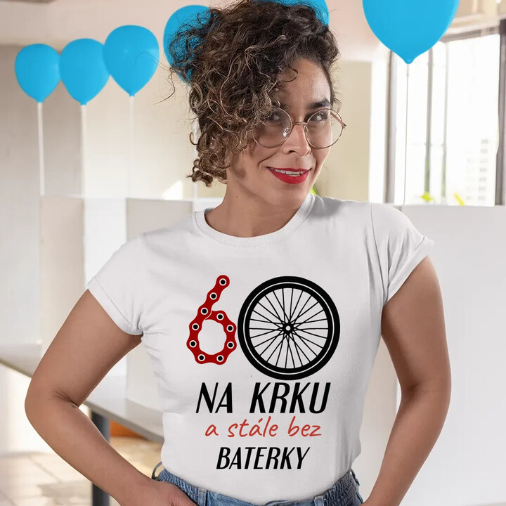60 na krku a stále bez baterky  - dámské tričko s potiskem