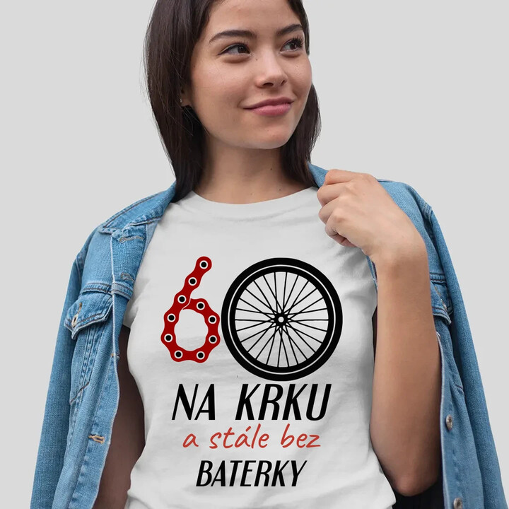 60 na krku a stále bez baterky  - dámské tričko s potiskem