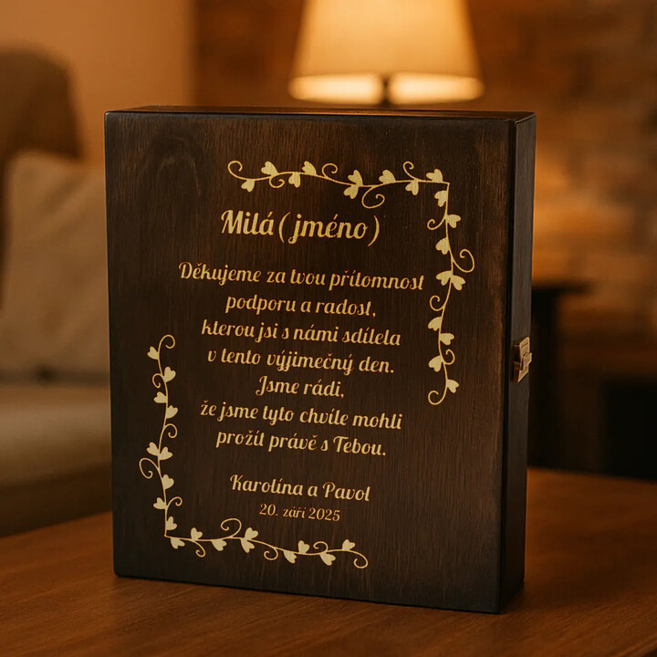 Milá (jméno) - děkujeme za tvou přítomnost - gravírovaná krabička na víno s sklenicemi - personalizovaný produkt