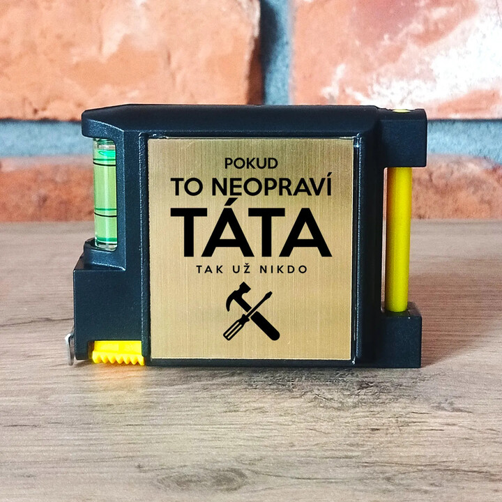 Pokud to neopraví táta, tak už nikdo - svinovací metr s gravírováním