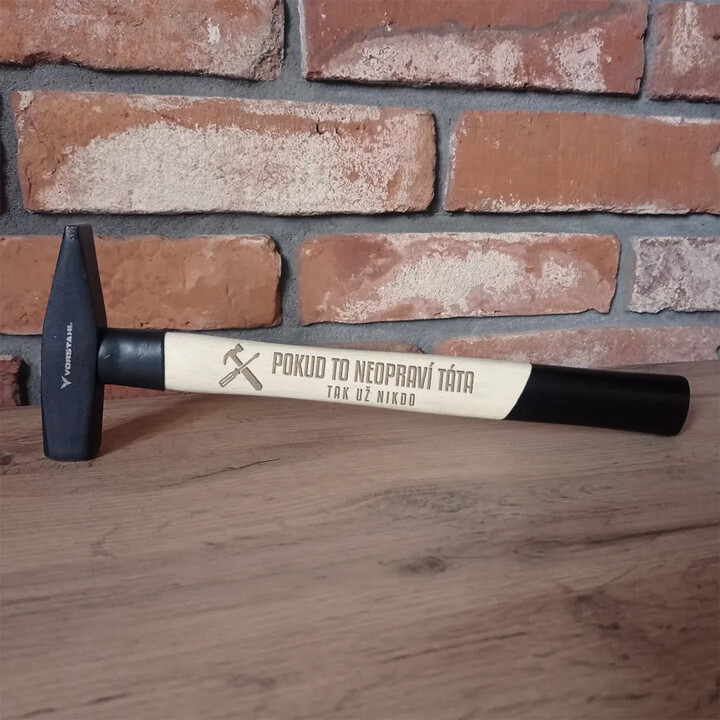 Pokud to neopraví táta, tak už nikdo - kladivo s gravírováním