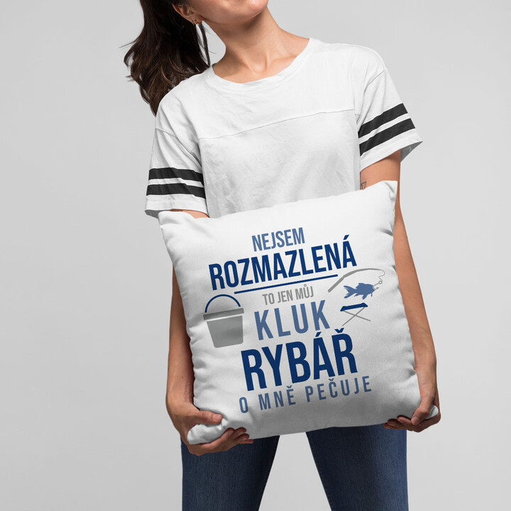 Nejsem rozmazlená, to jen můj kluk rybář o mně pečuje - polštář