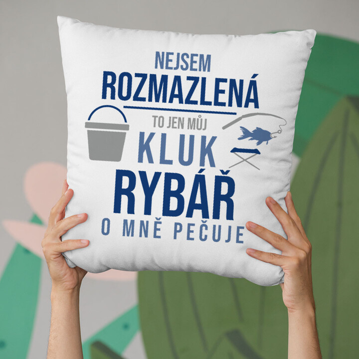 Nejsem rozmazlená, to jen můj kluk rybář o mně pečuje - polštář