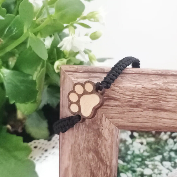 Kočičí tlapka - dřevěný náramek s gravírováním