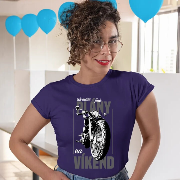 už mám jiné plány na víkend  - dámské tričko s potiskem