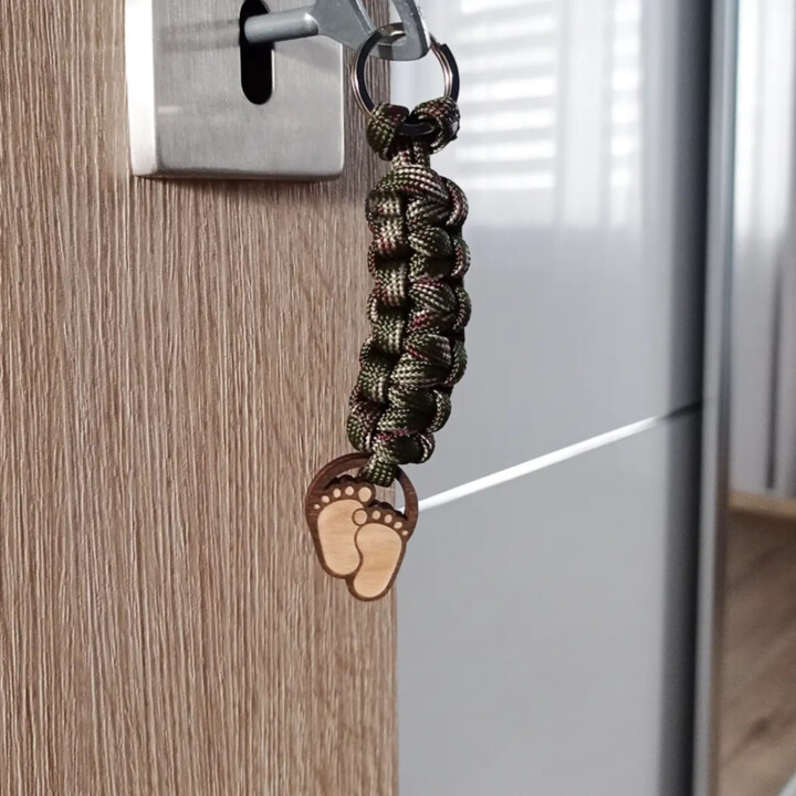 Nožičky - dřevěný přívěsek na klíče s gravírováním