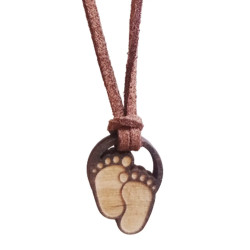 Nožičky - dřevěný přívěsek na šňůrce s gravírováním