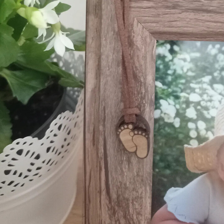 Nožičky - dřevěný přívěsek na šňůrce s gravírováním