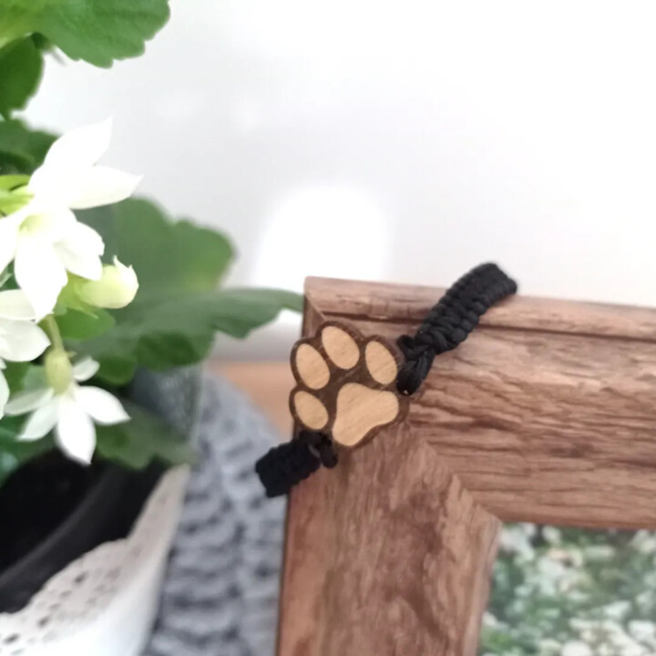 Psí tlapka - dřevěný náramek s gravírováním