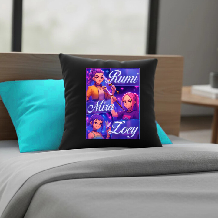 Rumi, Mira a Zoey - černý polštář s potiskem