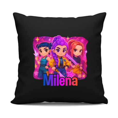 Huntrix se jménem - černý polštář s potiskem pro fanoušky KPop Demon Hunters - personalizovaný produkt