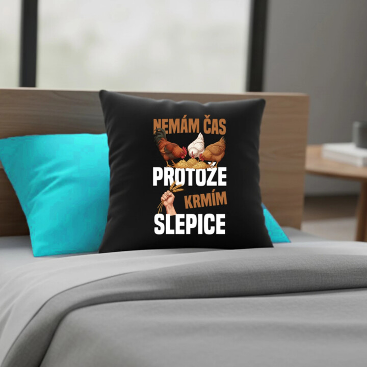 Nemám čas, protože krmím slepice - černý polštář s potiskem