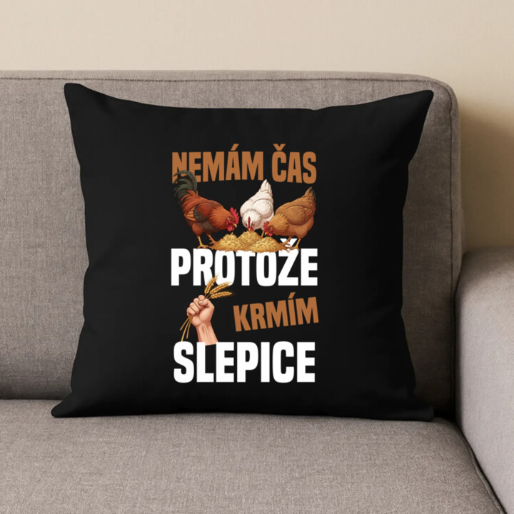 Nemám čas, protože krmím slepice - černý polštář s potiskem