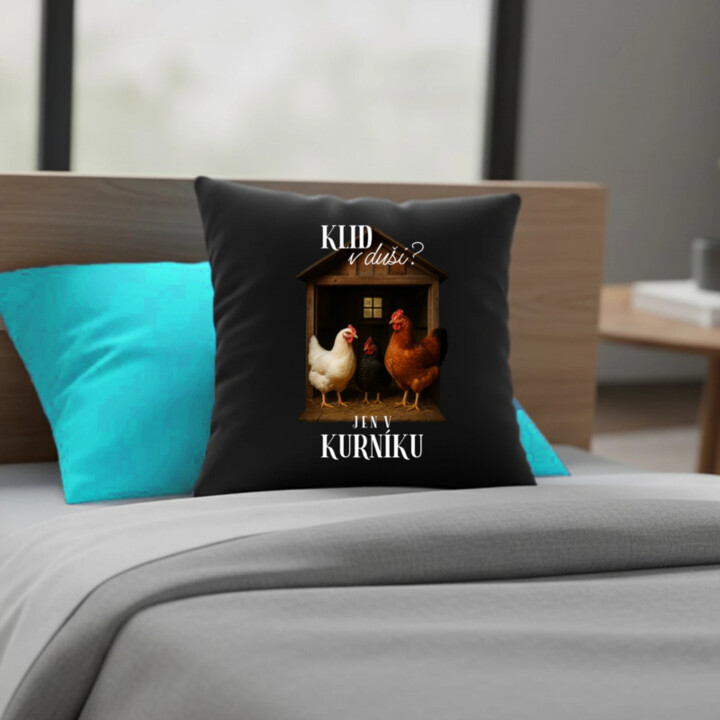 Klid v duši? Jen v kurníku - černý polštář s potiskem
