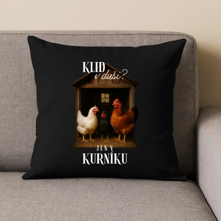 Klid v duši? Jen v kurníku - černý polštář s potiskem