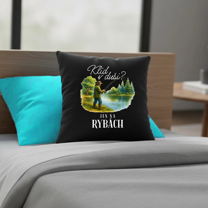 Klid v duši?  Jen na rybách - černý polštář s potiskem