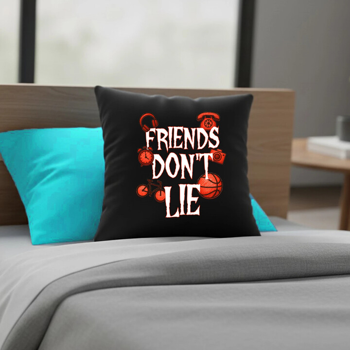 Friends don't lie- pro fanoušky seriálu Stranger Things - černý polštář s potiskem
