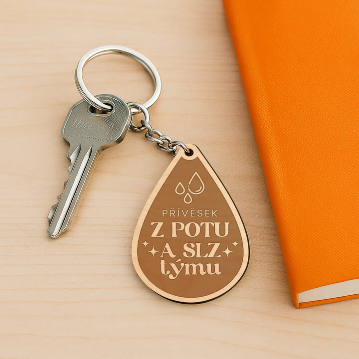Přívěsek z potu a slz týmu - klíčenka s gravírováním