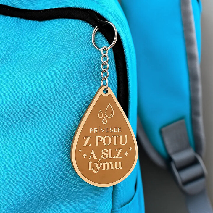 Přívěsek z potu a slz týmu - klíčenka s gravírováním