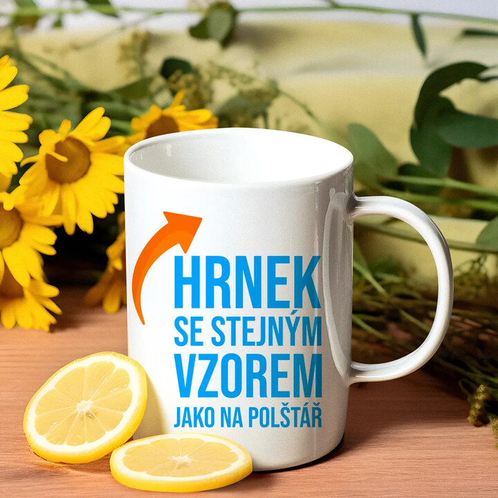 Hrnek se stejným potiskem jako na polštáři