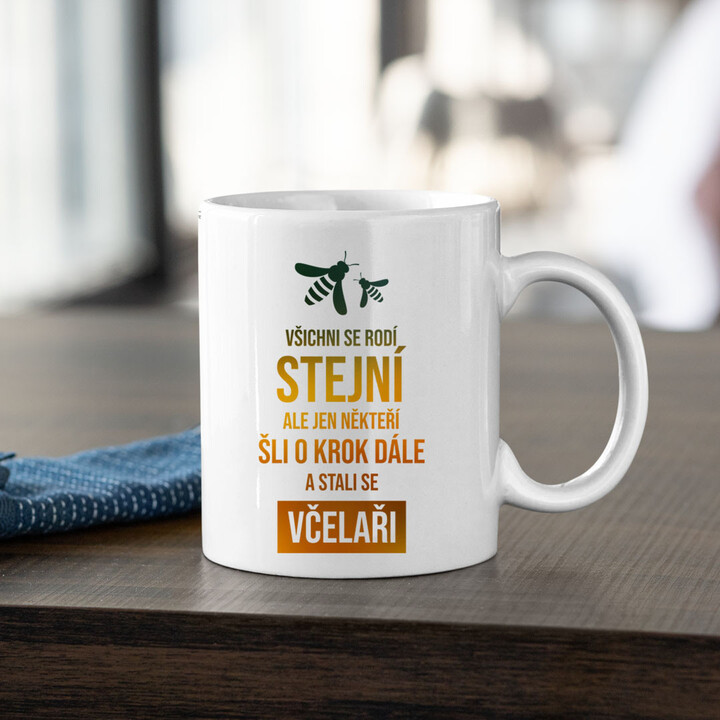 Všichni se rodí stejní - včelař - hrnek