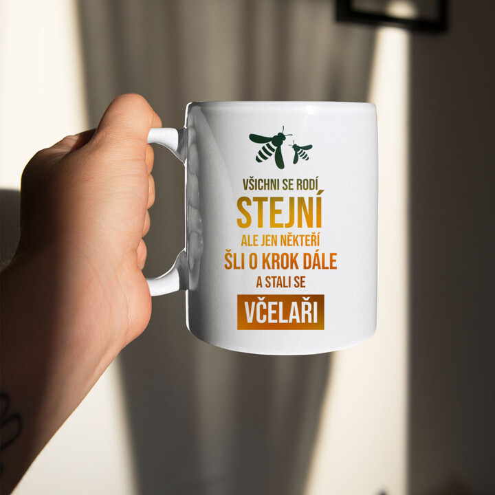 Všichni se rodí stejní - včelař - hrnek