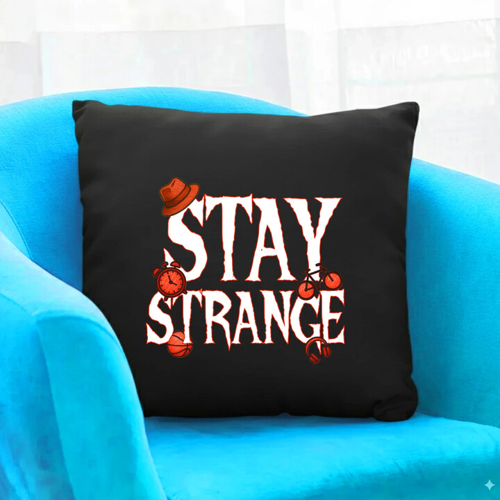 Stay strange - pro fanoušky seriálu Stranger Things - černý polštář s potiskem