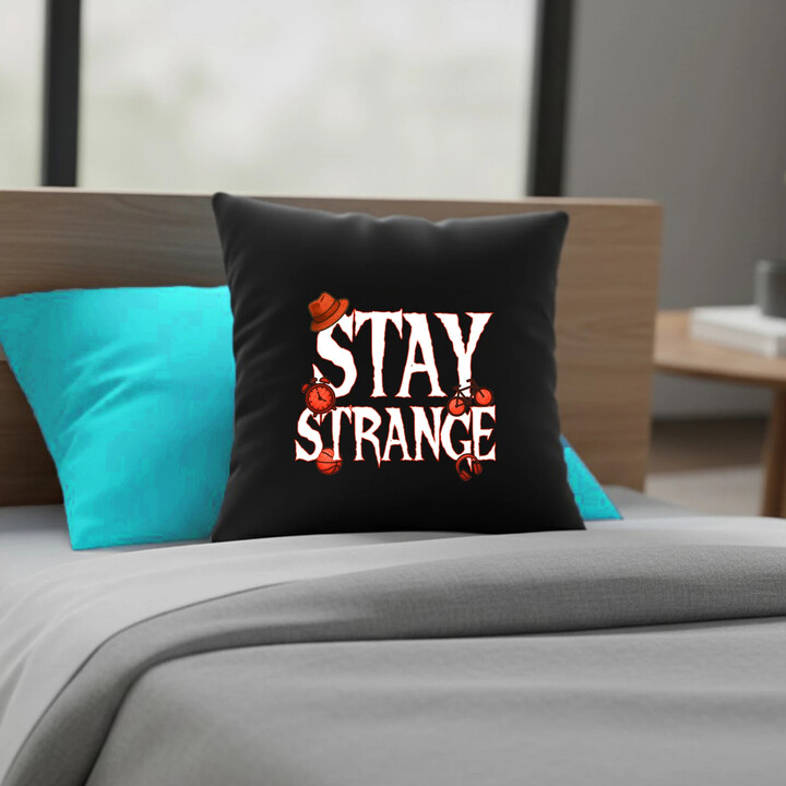 Stay strange - pro fanoušky seriálu Stranger Things - černý polštář s potiskem
