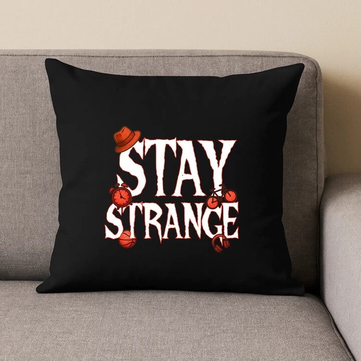 Stay strange - pro fanoušky seriálu Stranger Things - černý polštář s potiskem