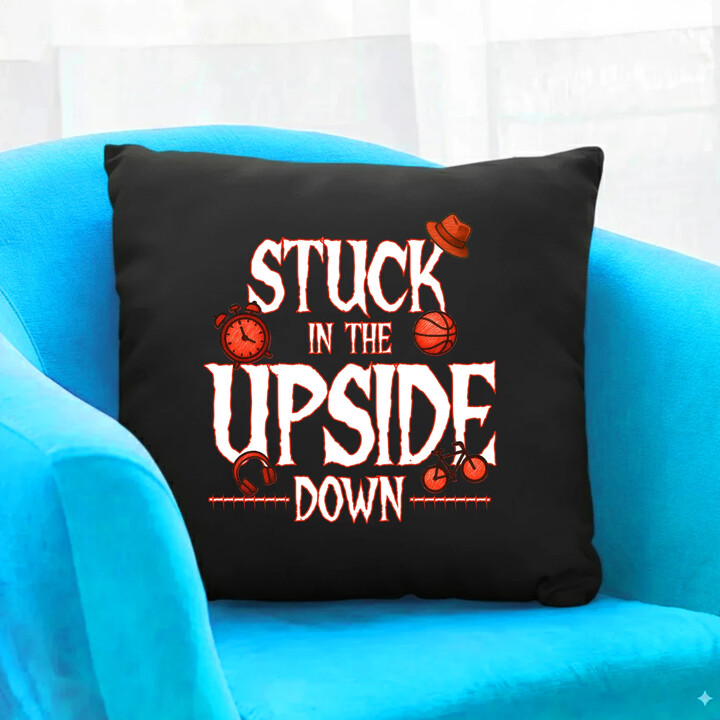 Stuck in the upside down - pro fanoušky seriálu Stranger Things - černý polštář s potiskem