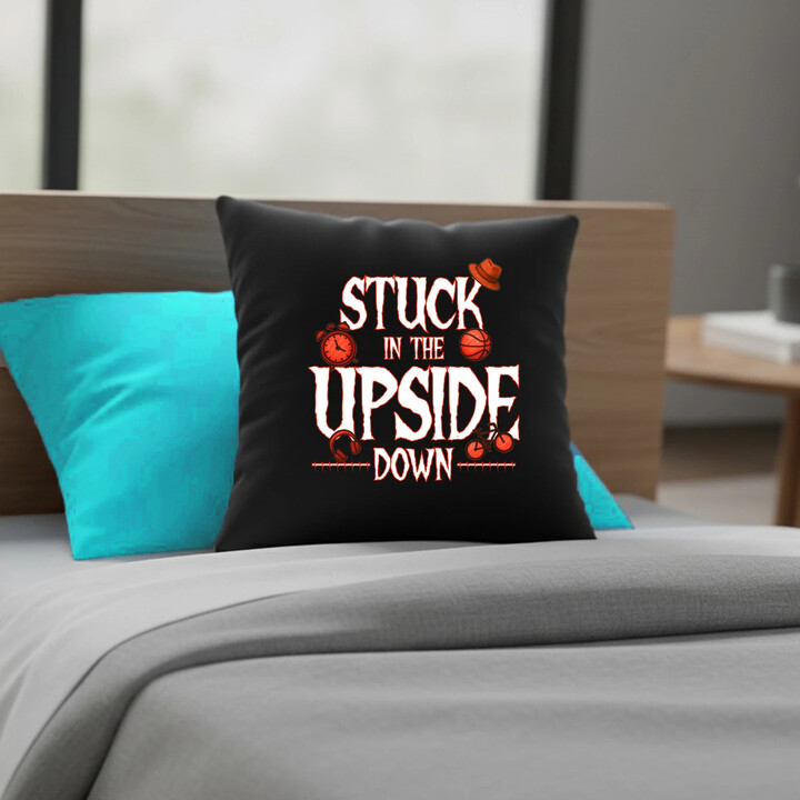 Stuck in the upside down - pro fanoušky seriálu Stranger Things - černý polštář s potiskem