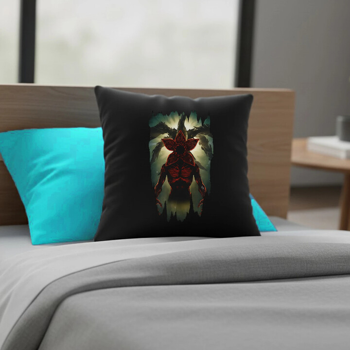 Demogorgon - pro fanoušky seriálu Stranger Things - černý polštář s potiskem
