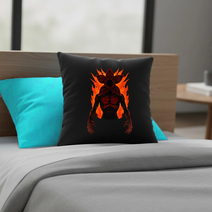 Demogorgon v2 - pro fanoušky seriálu Stranger Things - černý polštář s potiskem