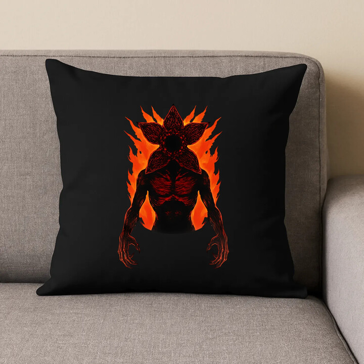 Demogorgon v2 - pro fanoušky seriálu Stranger Things - černý polštář s potiskem