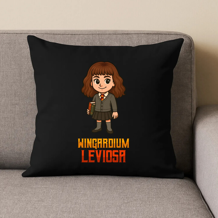 Wingardium Leviosa - Hermiona Granger - černý polštář s potiskem pro fanoušky série Harry Potter