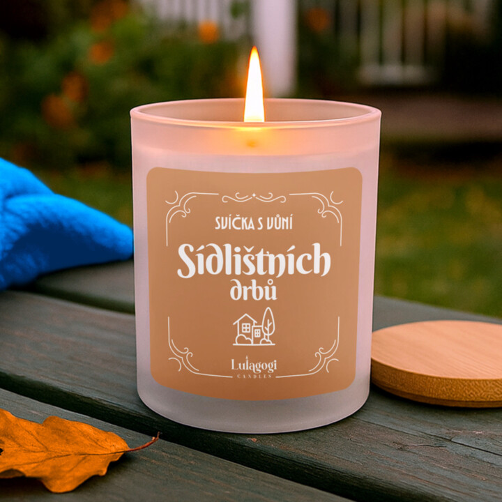 Svíčka s vůní sídlištních drbů - vonná svíce s potiskem pro sousedku